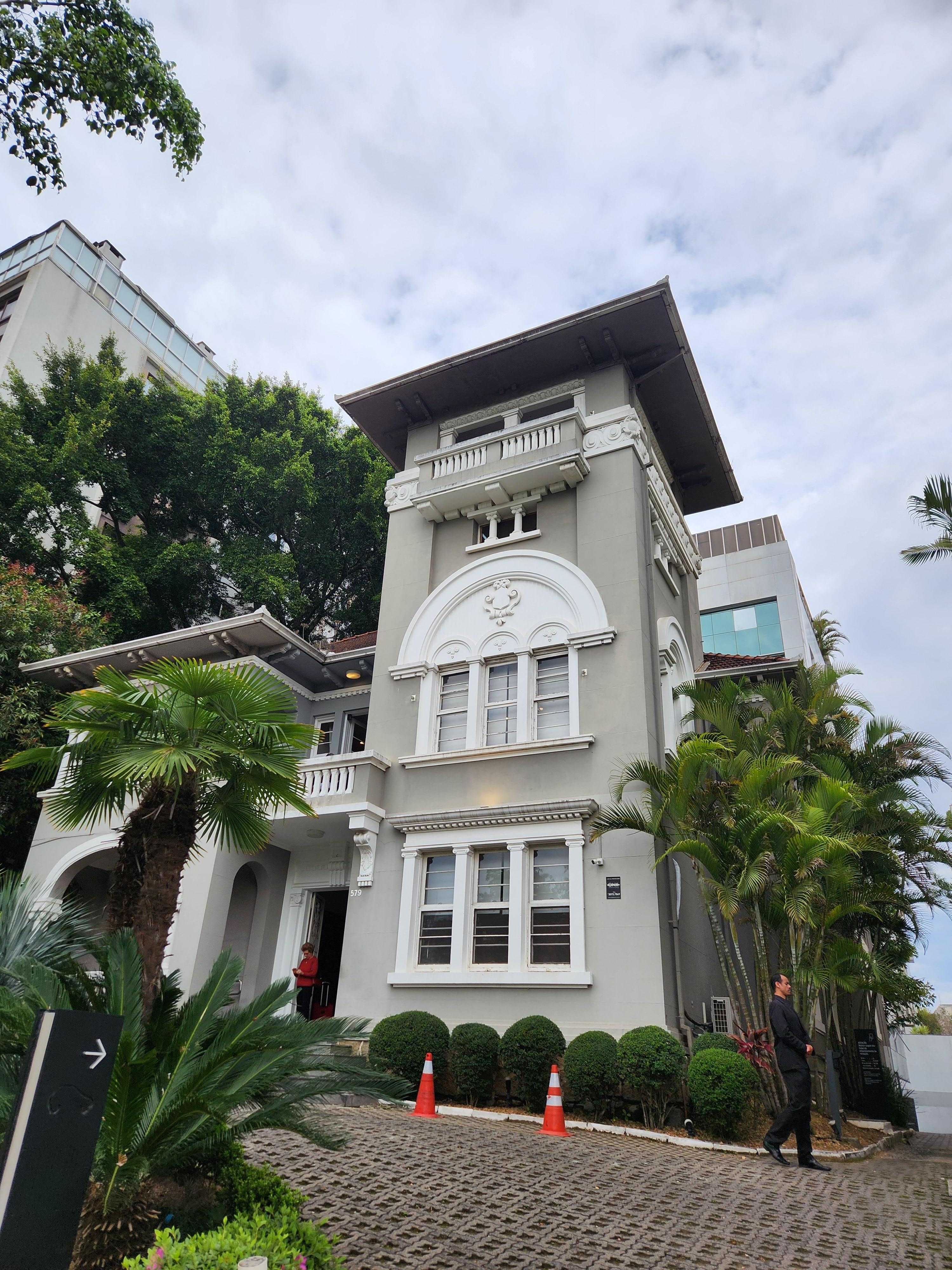 Fachada externa com o prédio do hotel ao fundo 