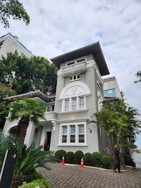 Fachada externa com o prédio do hotel ao fundo