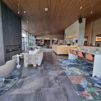 Baren med biljardbord