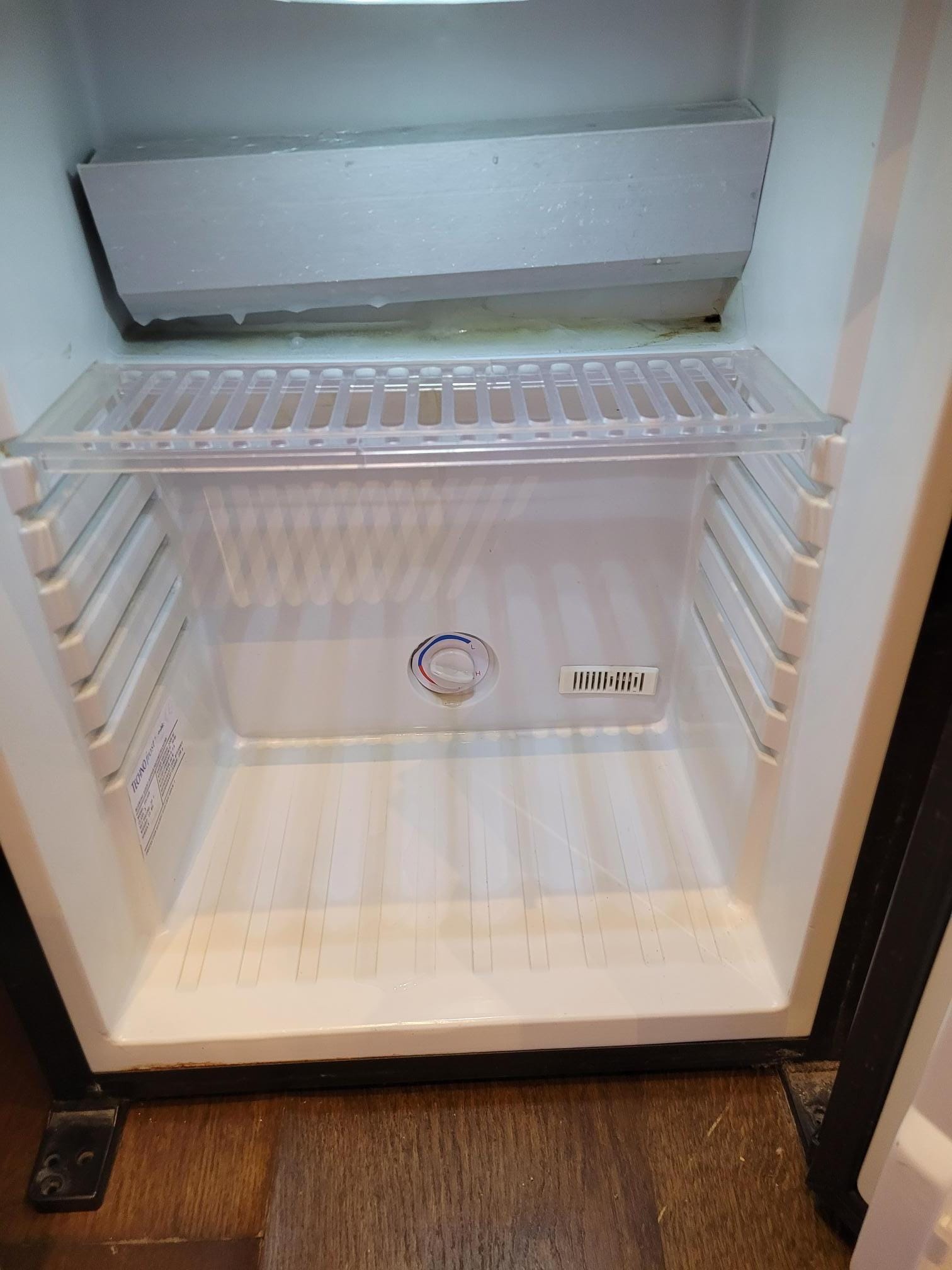 Leerer extrem dreckiger Kühlschrank.