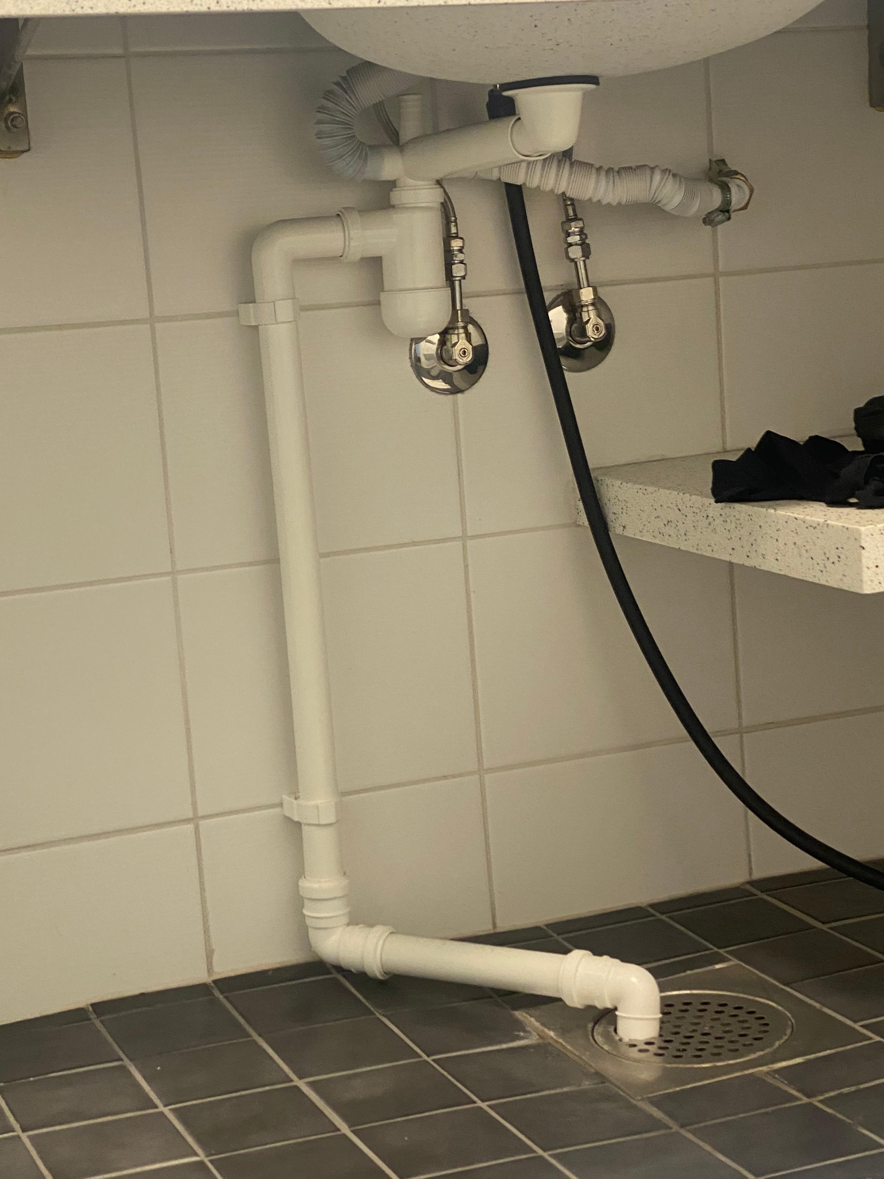 90 Grad Winkel in der Sanitärinstallation fördern verstopfte und stinkende Abfüsse