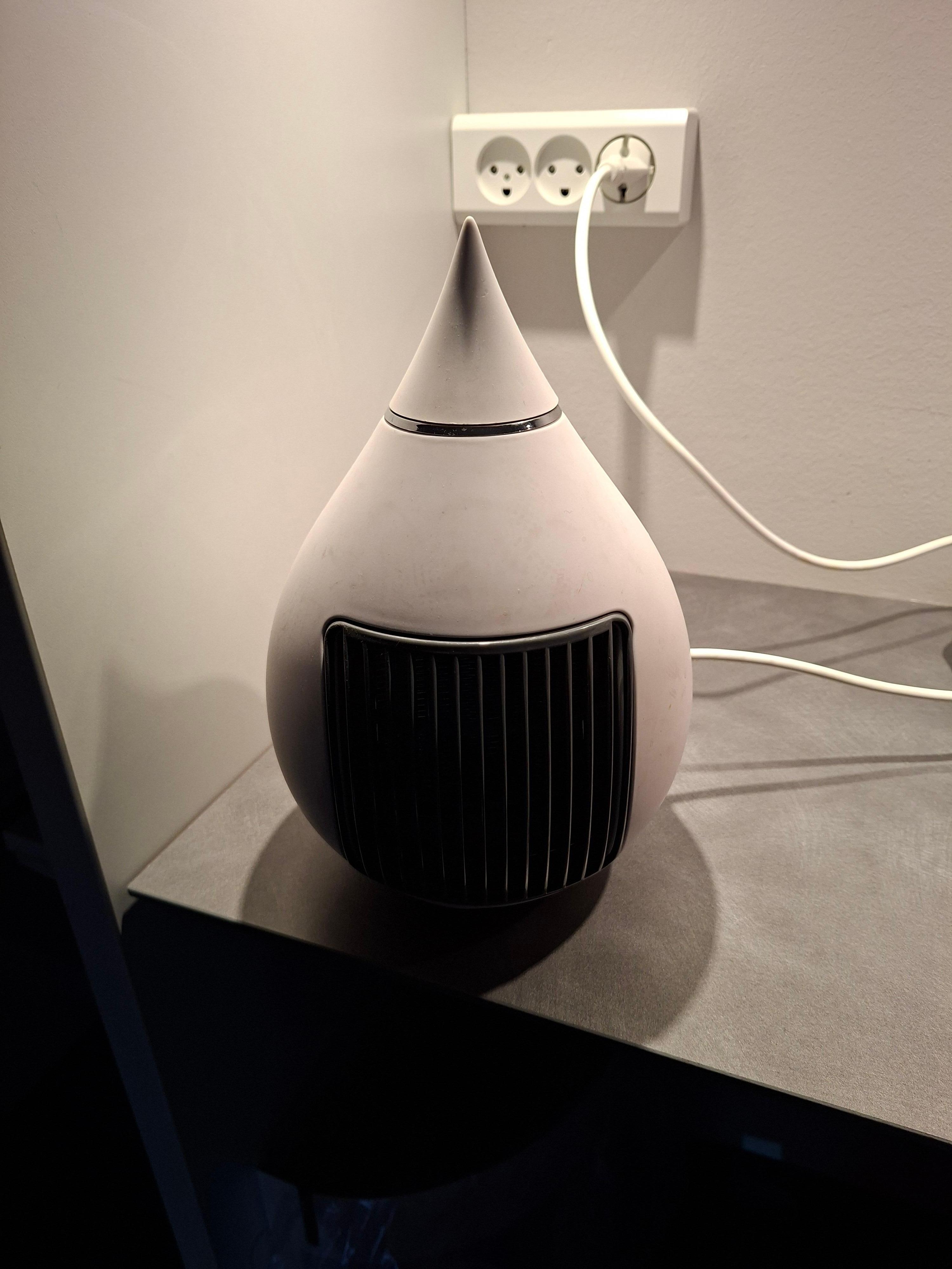 Varmeblæser udleveret af receptionen pga. værelset var alt for koldt og kold træk fra ventilationssystem. Receptionen sagde bare, at det var fordi det 'er koldt' altså udenfor.