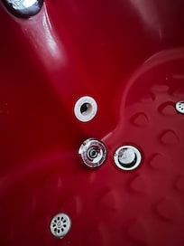 Jet that fell off once the pumps were turned on. Seems like a known problem as there is glue/silicone here