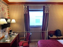 ホテルの室内。