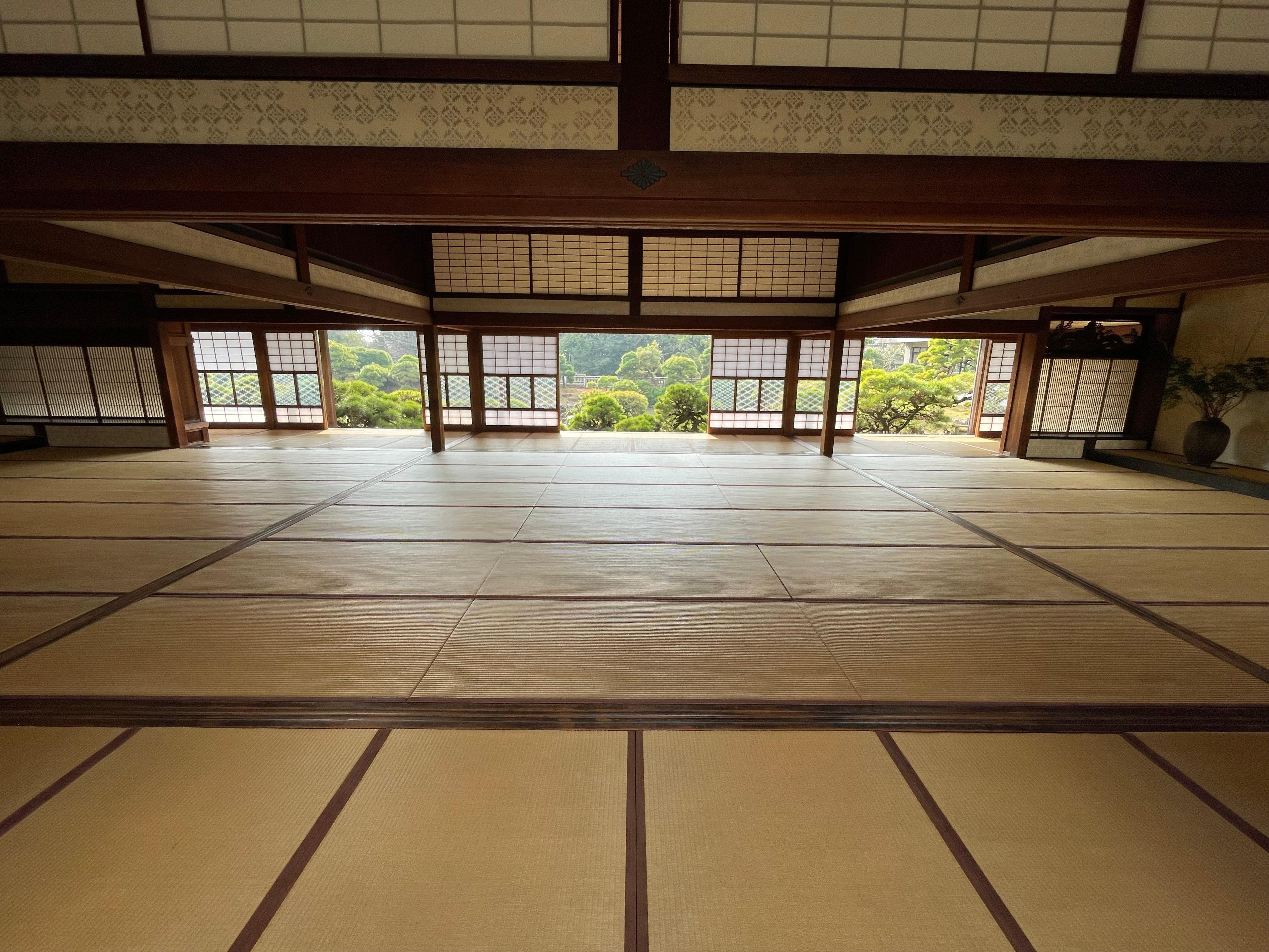 大広間から見た松濤園