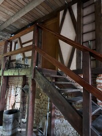 Indgang til lejligheden - fremgik ikke af beskrivelsen, der var en lang trappe.