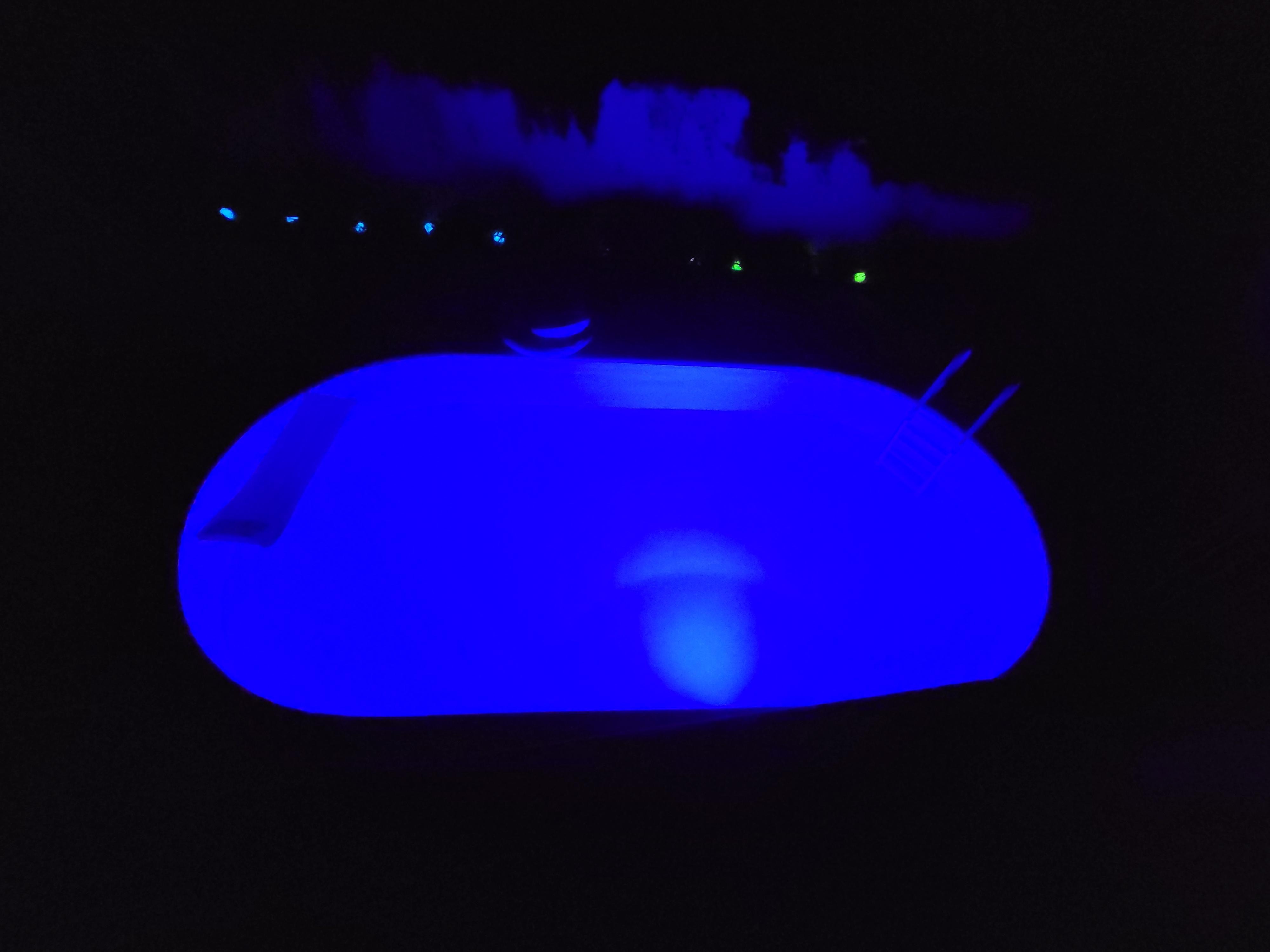 Het zwembad bij avond.