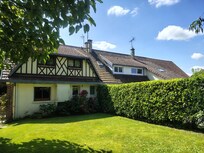 Plusieurs logements/locations au sein d'une grande maison. Ce n'est pas une maison entière.