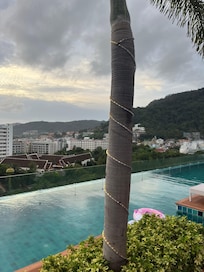 プール横のバーもいい感じ!家族というより若いカップルや友達同士にオススメ!