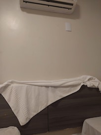 O ar pingando... colocamos uma toalha pra não molhar as camas...