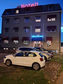 Sjöfatshotellets entré pÄ kvÀllen