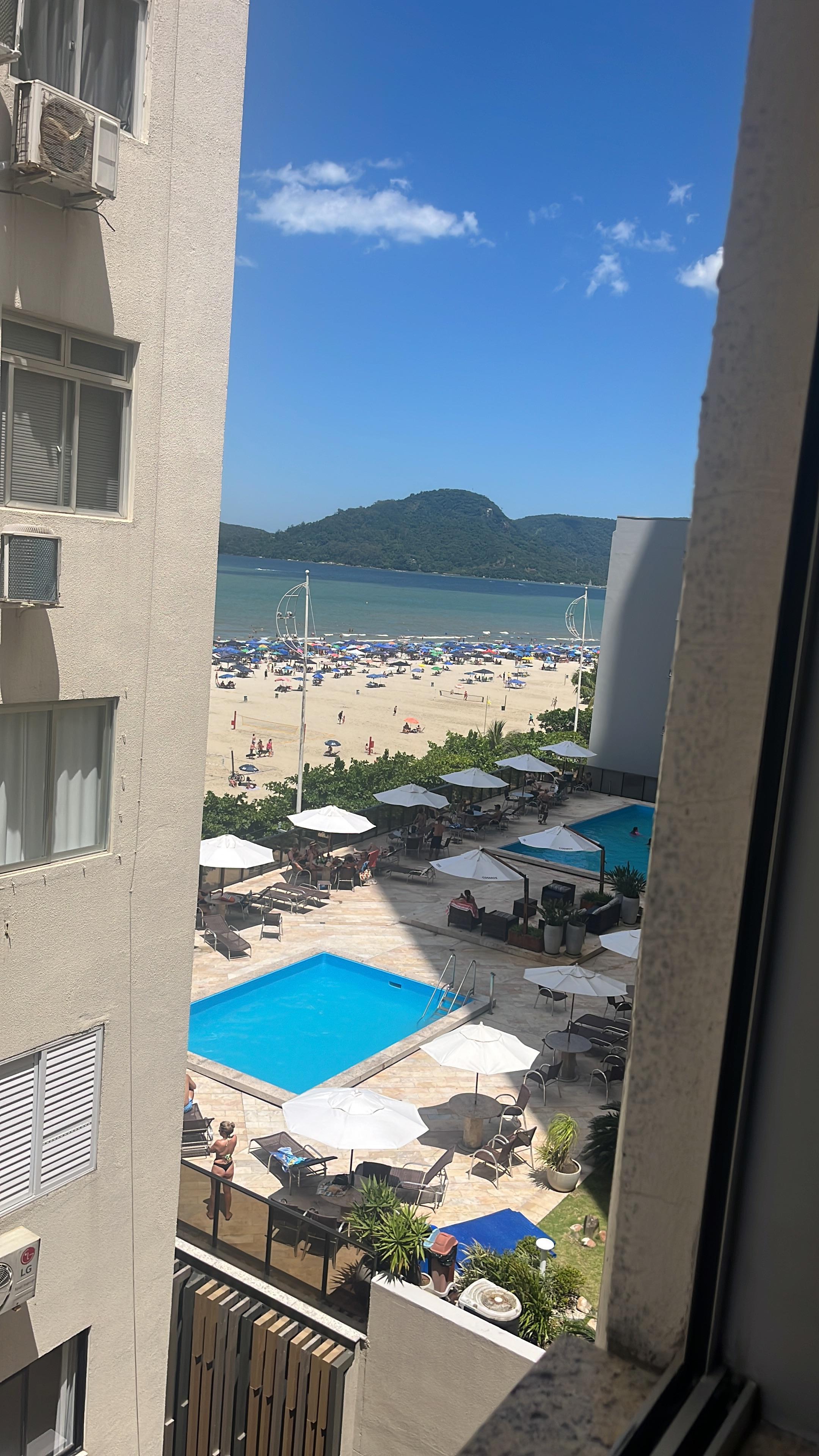 Vista parcial da praia (pela janela do corredor de acesso aos quartos)