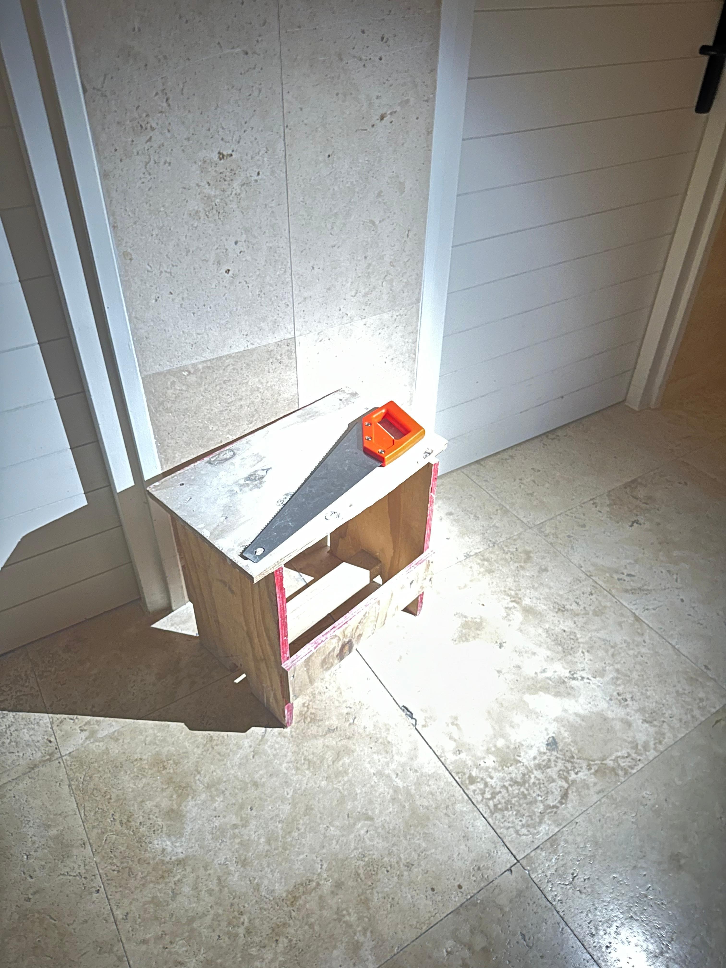 Esse banco ficou uns 3/4 dias no corredor do meu quarto.