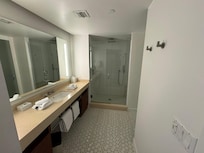 Sea view room bathroom
