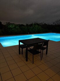 夜のプールサイド