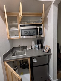 Nice kitchenette amenities