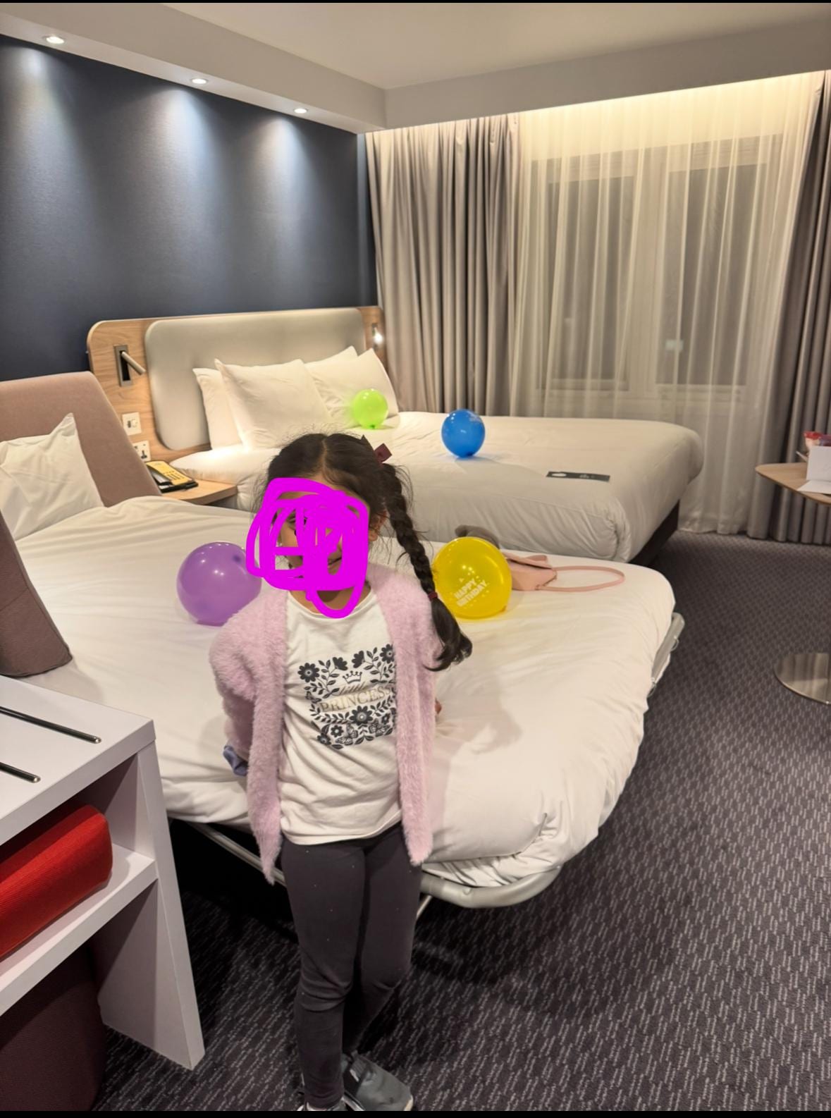 Family room deco with balloons