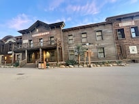 Extérieur de l’hôtel ce sont plein de Batiment western avec chambres