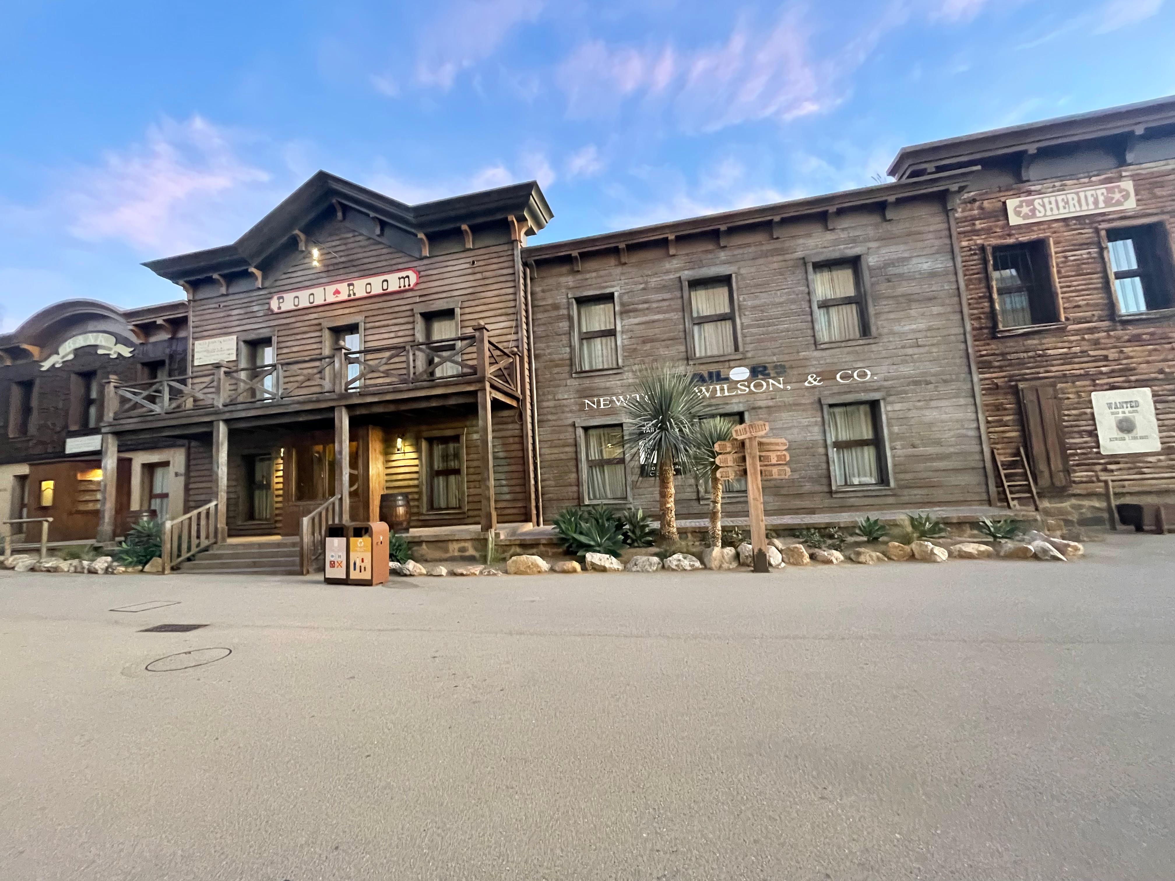 Extérieur de l’hôtel ce sont plein de Batiment western avec chambres 