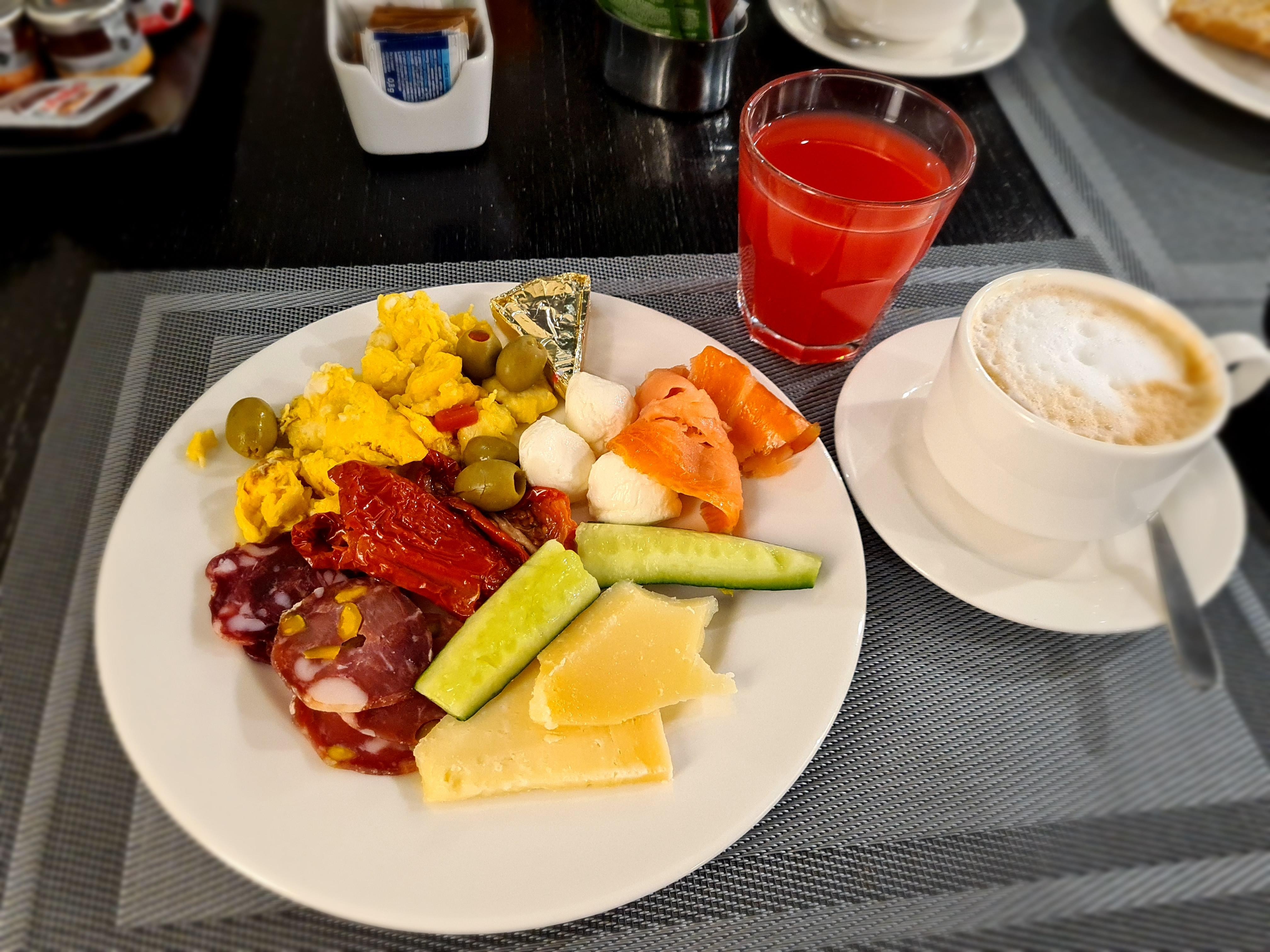 Sicilianske spesialiteter og norsk laks var blant utvalget i frokostbufféten.