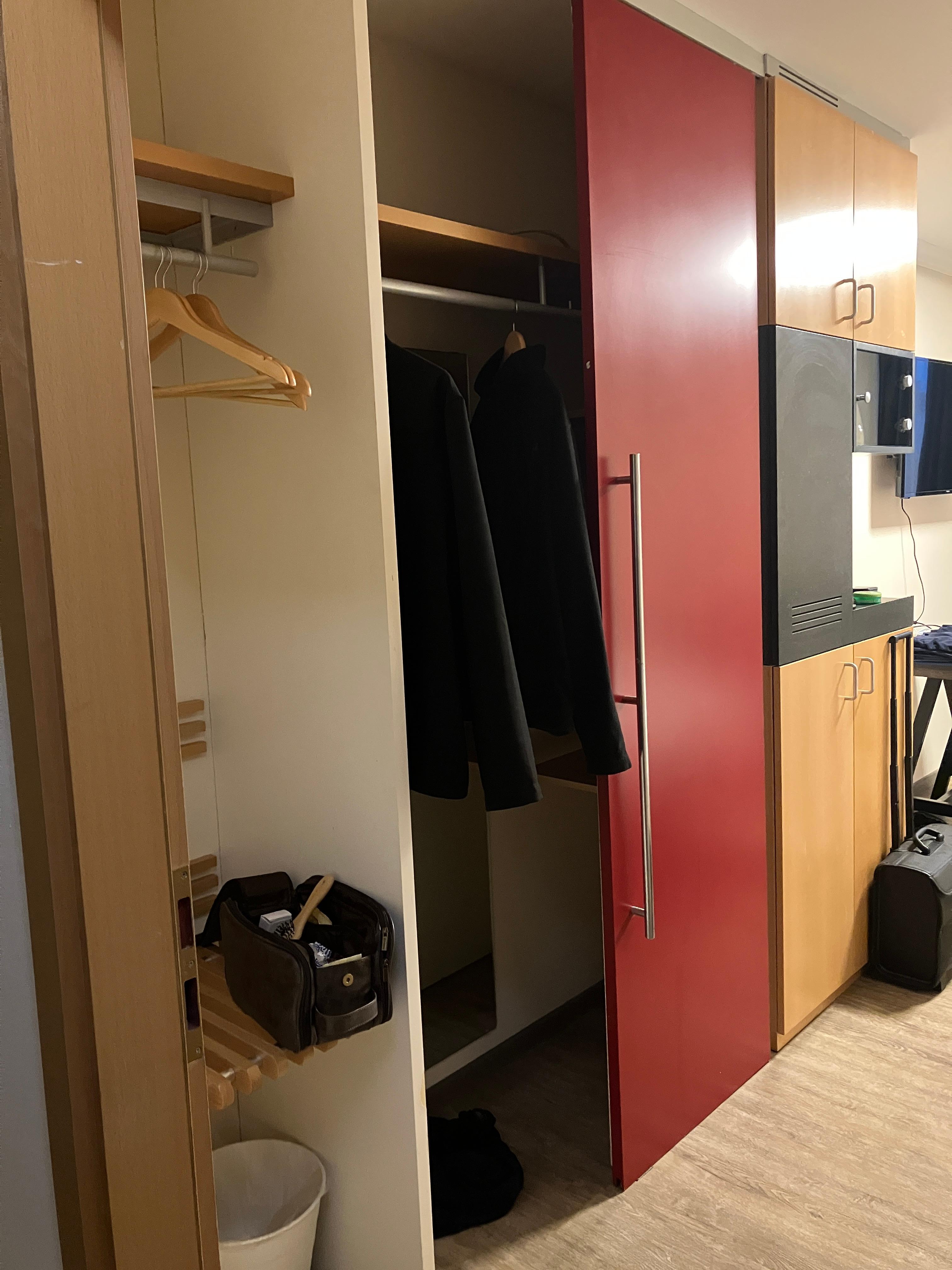 Schrank im Einzelzimmer 