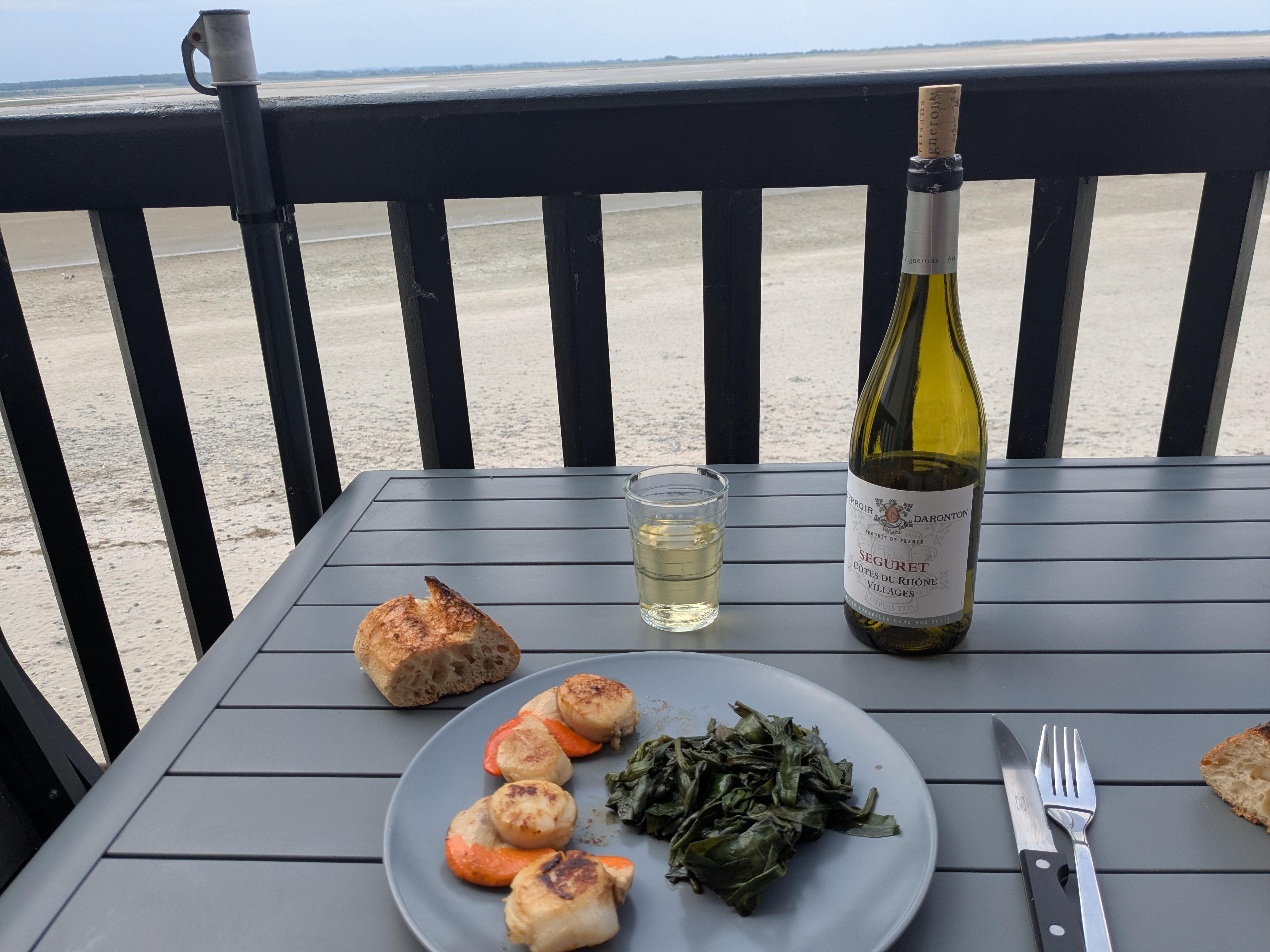 Repas de saint Jacques de la baie accompagnés d oreille de cochon également de la baie 