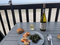 Repas de saint Jacques de la baie accompagnés d oreille de cochon également de la baie