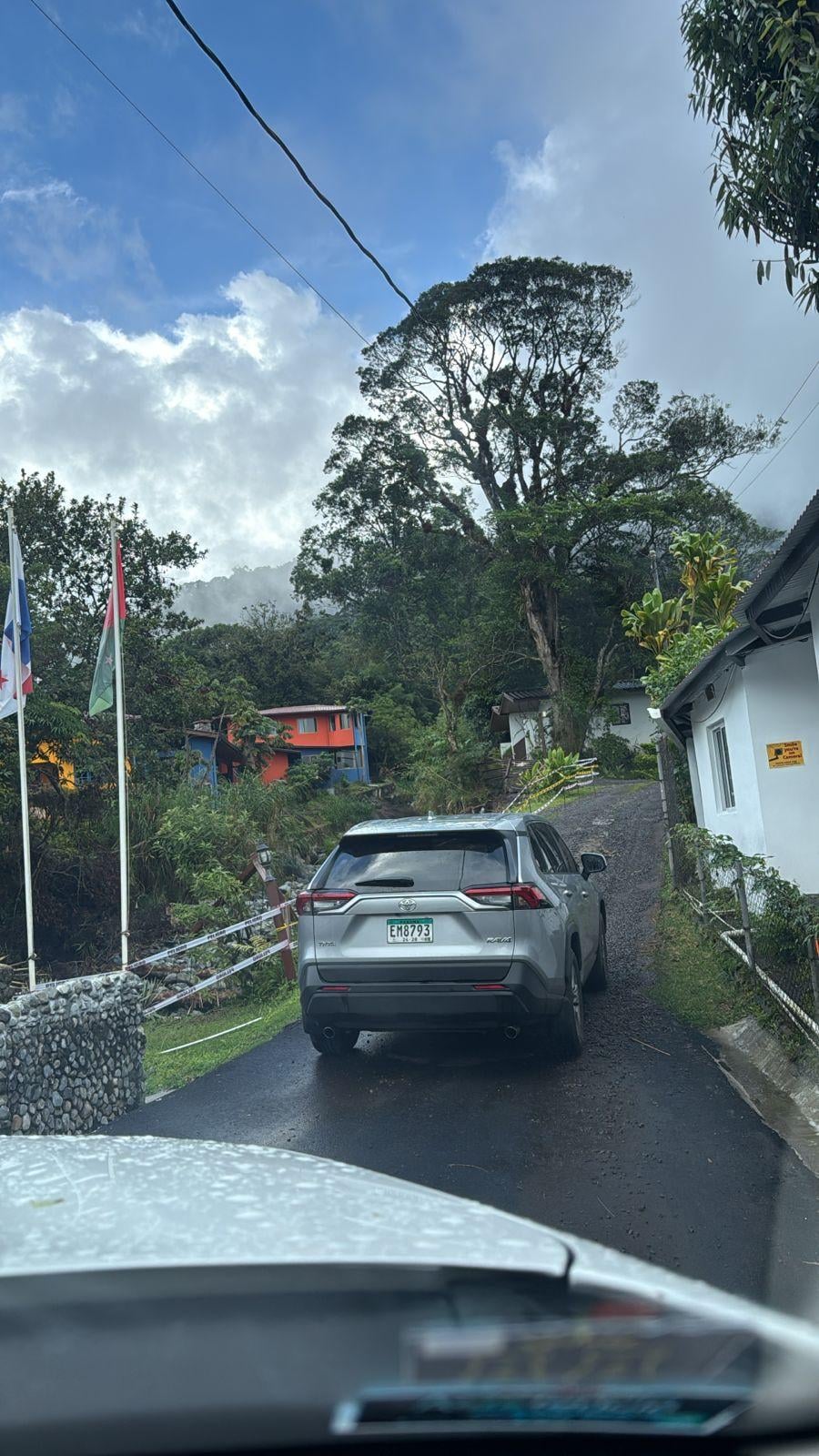 Villa Alejandro sent me an email staying to not use the driveway as it was washed away by rain. They asked to unload your car and find a SAFE place to park on the street. Only to find out people had been driving and parking up the driveway anyway.