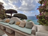 Meget hyggelig terasse til morgenmad og middag med udsigt