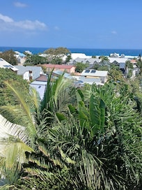 Vue de la terrasse et d’une des chambres