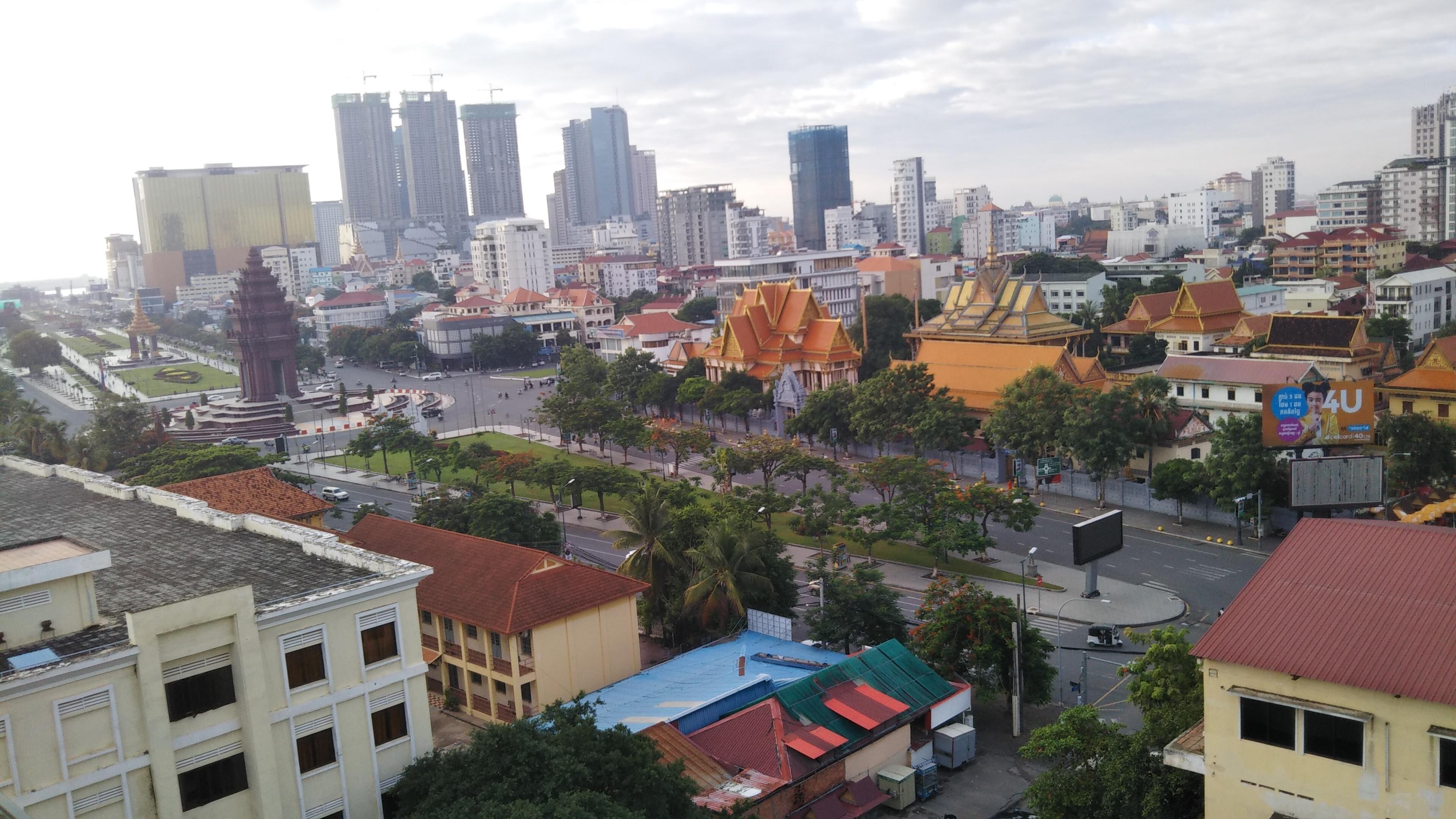 トンサ・レップに続く道路と独立記念塔