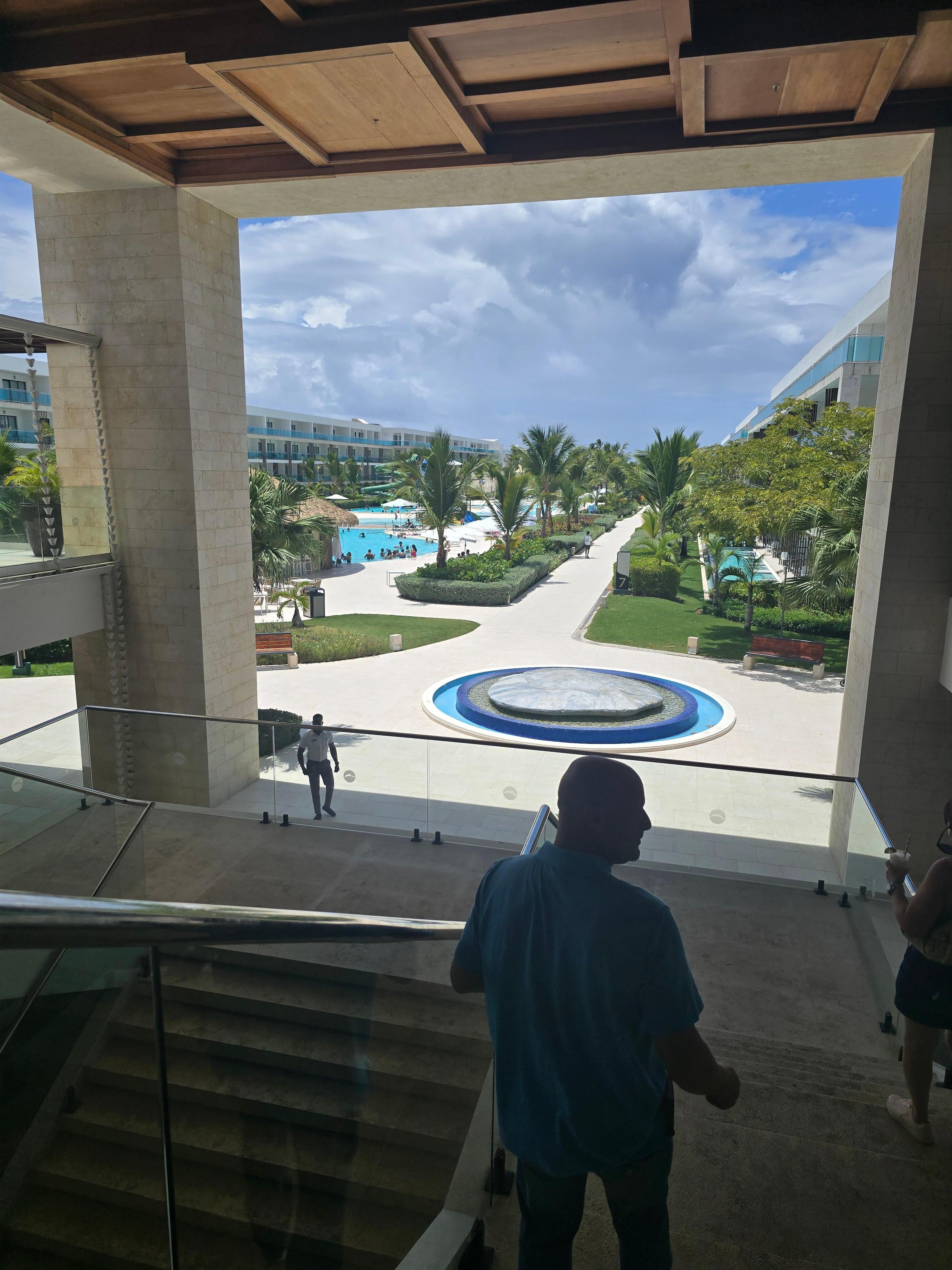 Vista del lobby a las piscinas