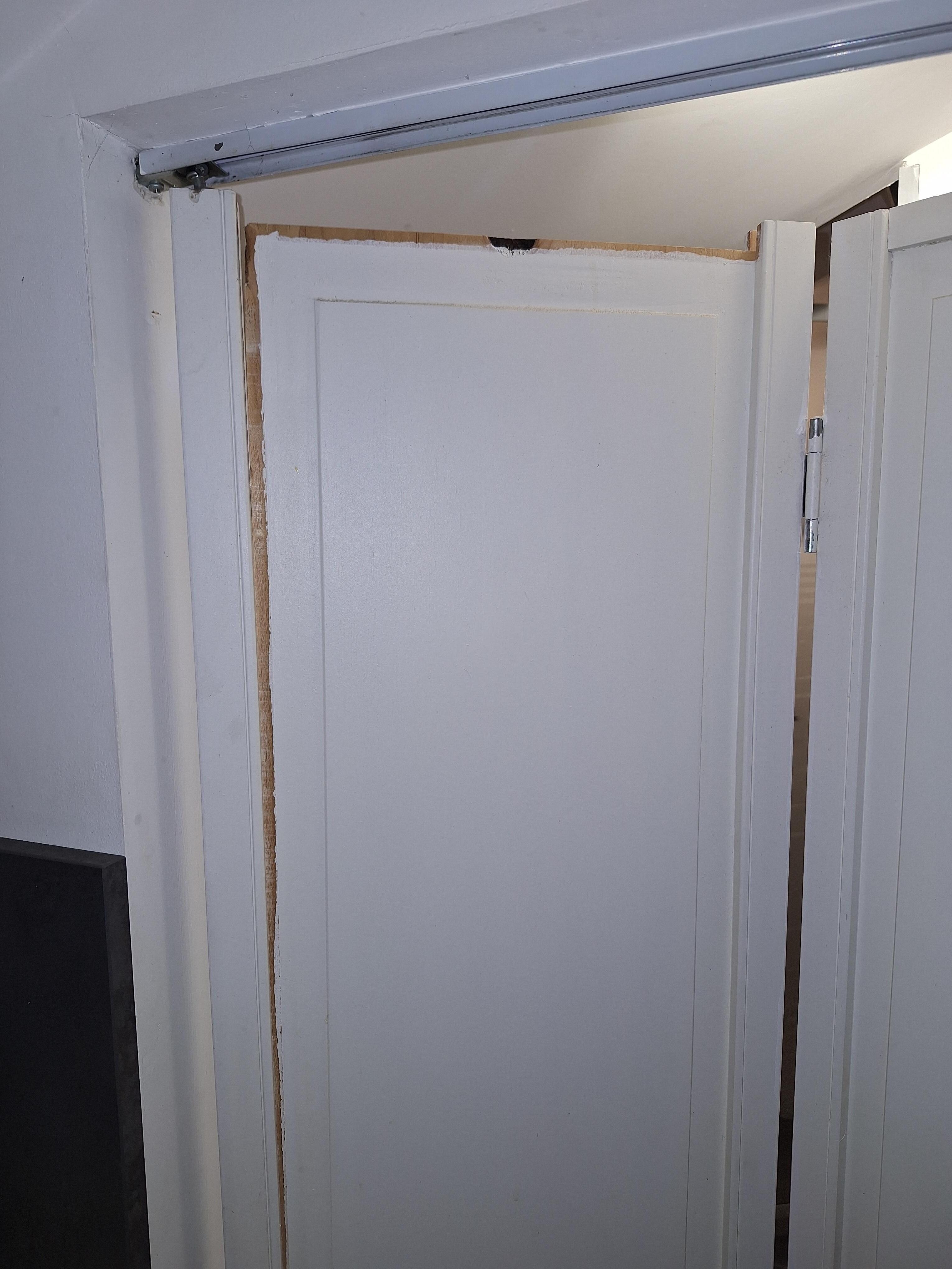 Faktoren, die Bad/Klopapier von Küche abtrennen. So wackelig und schlecht gebaut, dass sie fast auseinander fällt.
