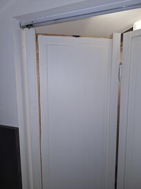 Faktoren, die Bad/Klopapier von Küche abtrennen. So wackelig und schlecht gebaut, dass sie fast auseinander fällt.
