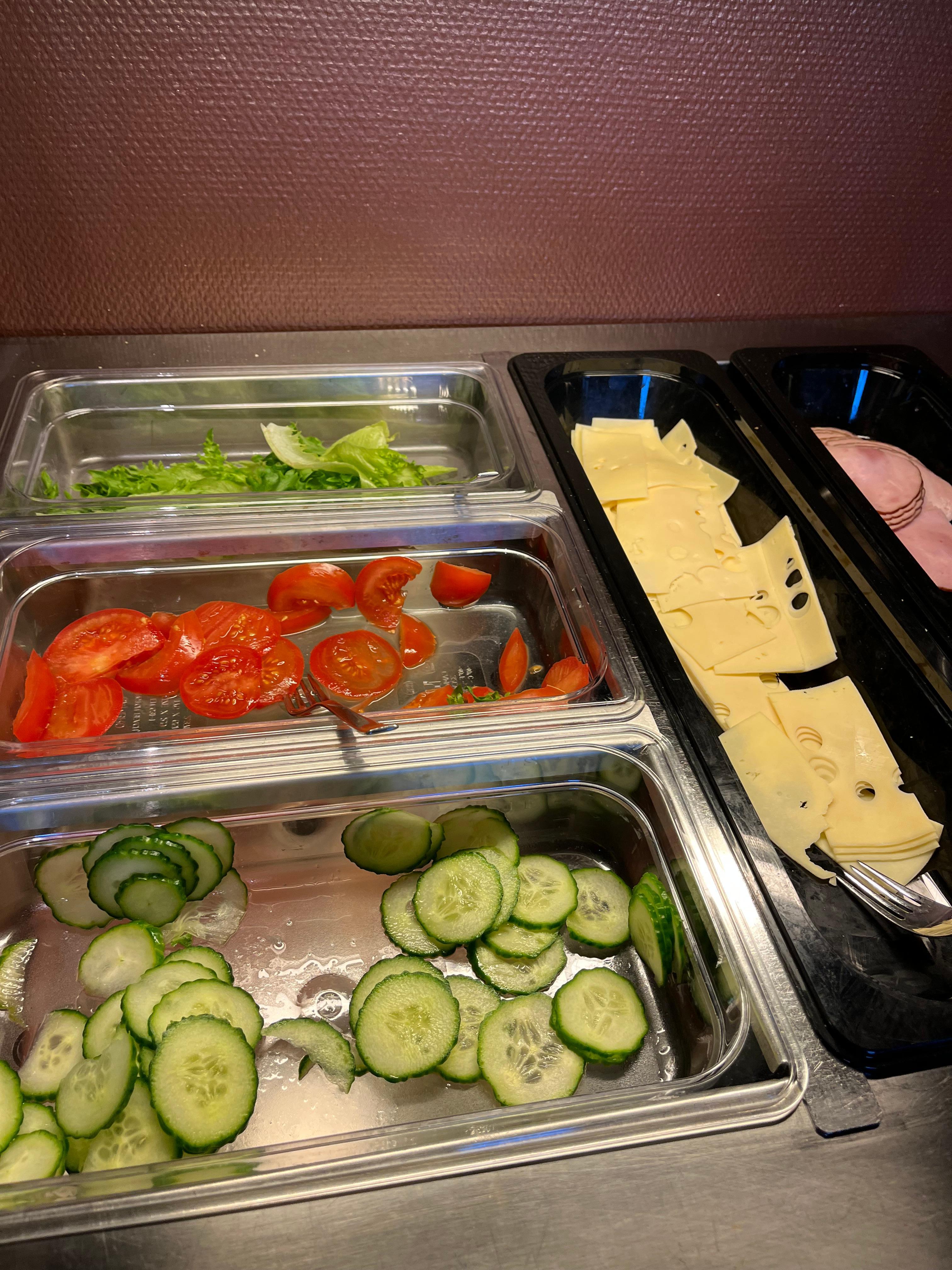 Detta erbjöds till smörgås och som grönsaker. Inget annat, ingen frukt.