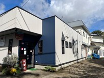 外観 レストランの奥がゲストハウス、隣はハローワーク。