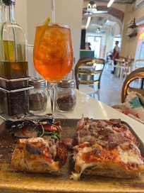 Las mejores pizzas están a un costado se llama. CUCCIO no se vayan de Sto Domingo sin probarlo