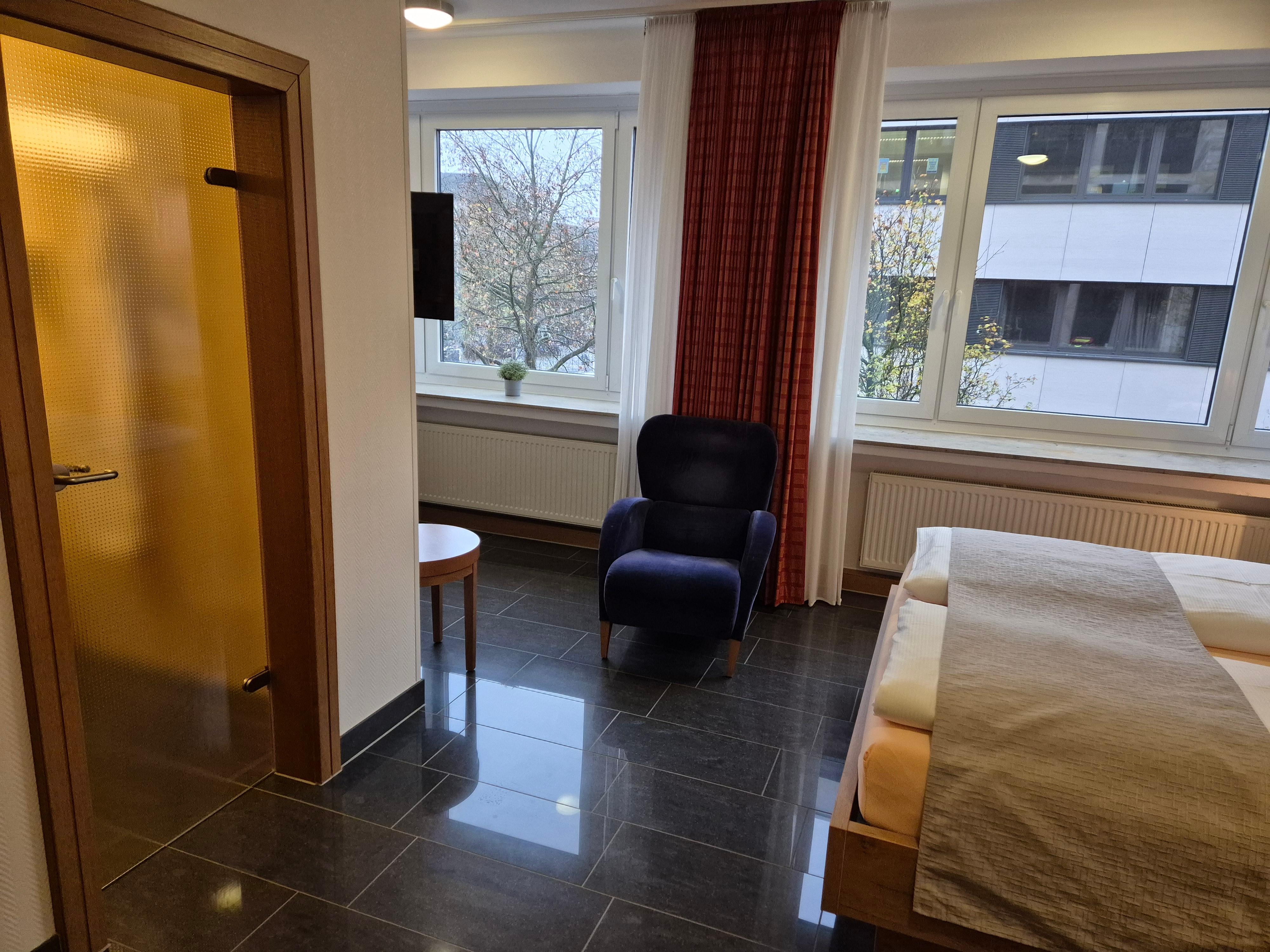 All belysning tänd. Badrumsdörr i glas, utsikt över HB och huvudgator. Bra läge!