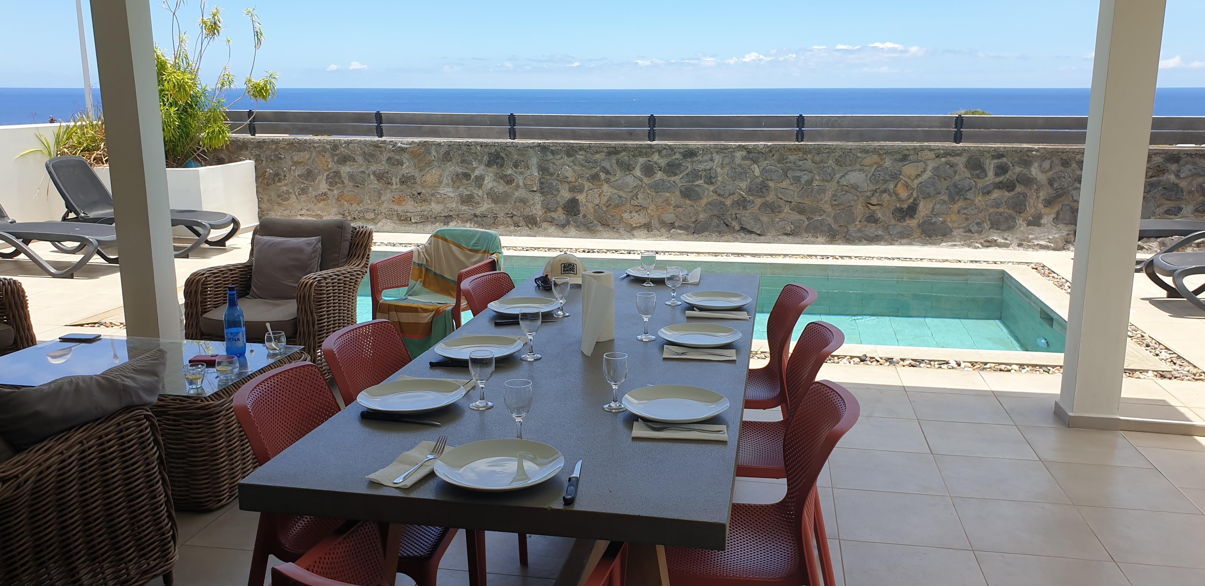 On ne se lasse pas de cette vue sur l'océan et de la grande terrasse avec la piscine devant.