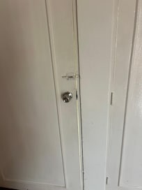 Espacio entre puerta y marco lo cual no permite seguridad.