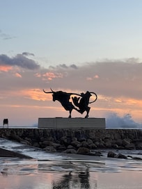 Skulptur på den nærliggende strand