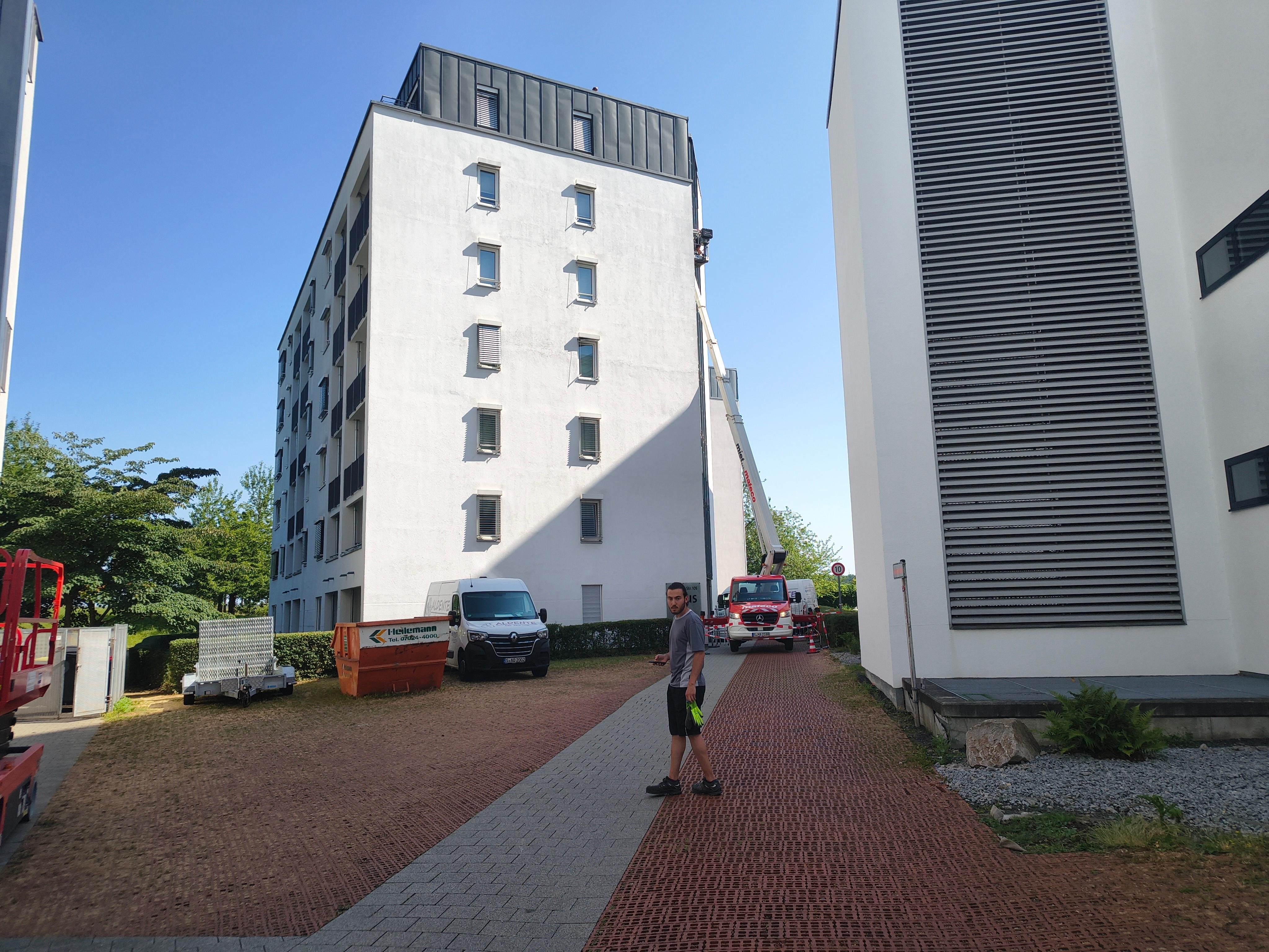 Zugang zum Hotel von Tiefparkgarage sehr schlecht beschildert und umständlich erreichbar. Lange Wege. Je nach Standort des Fahrzeugs nur über Treppen zu erreichen.