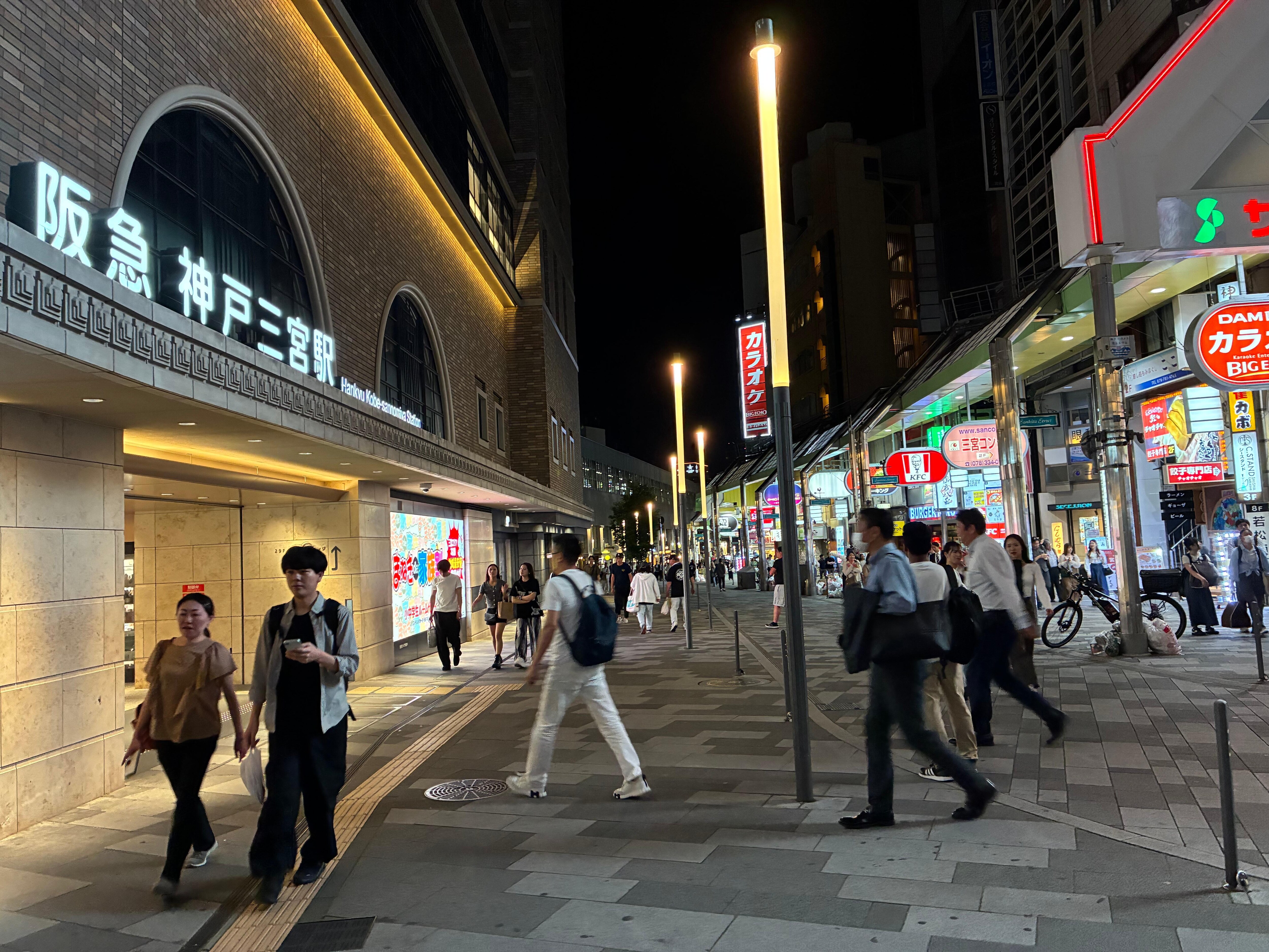 飯店對向馬路的私鐵站