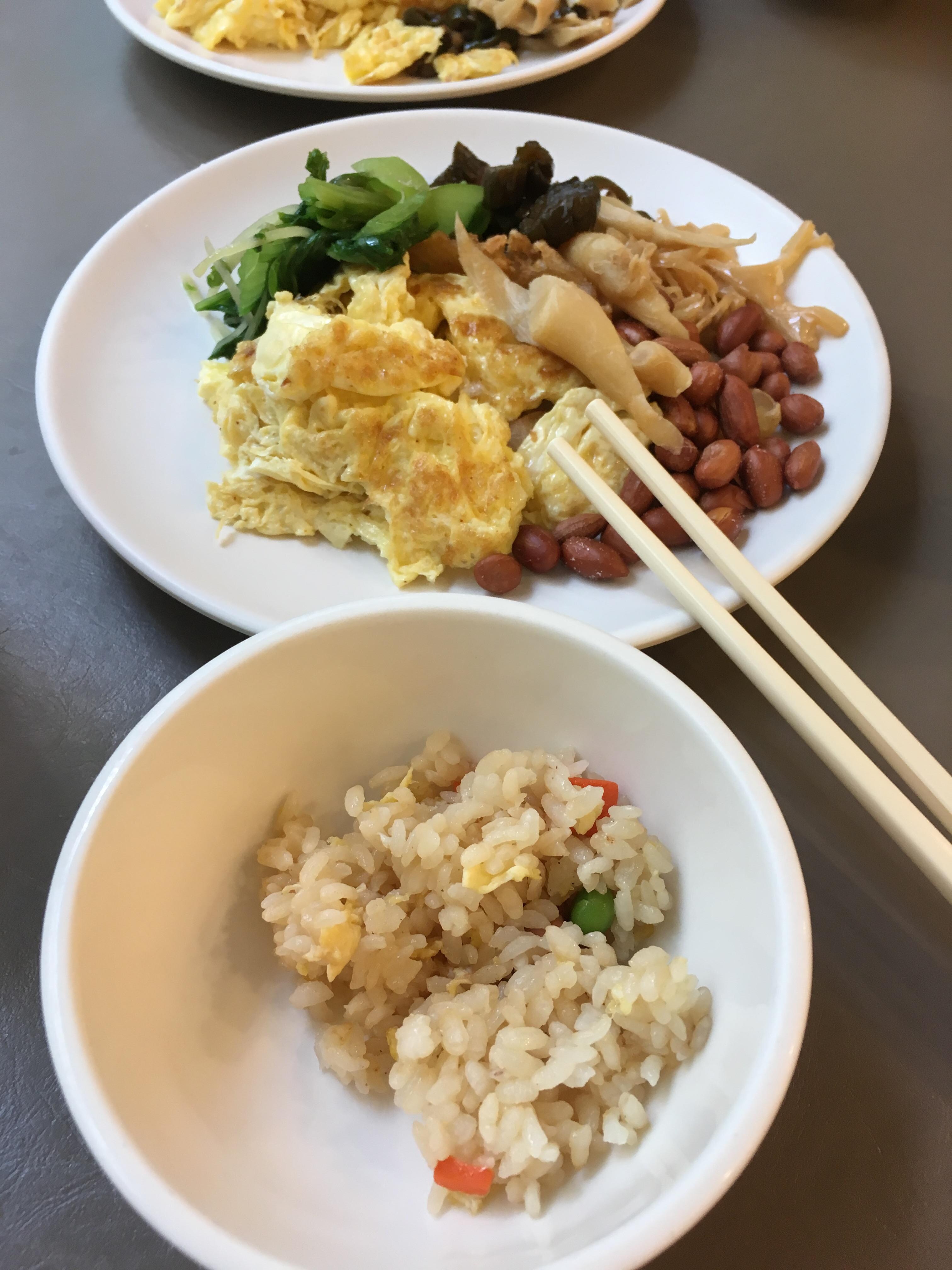 拿了些但都不好吃有油味沒吃 最後吃了點粥
