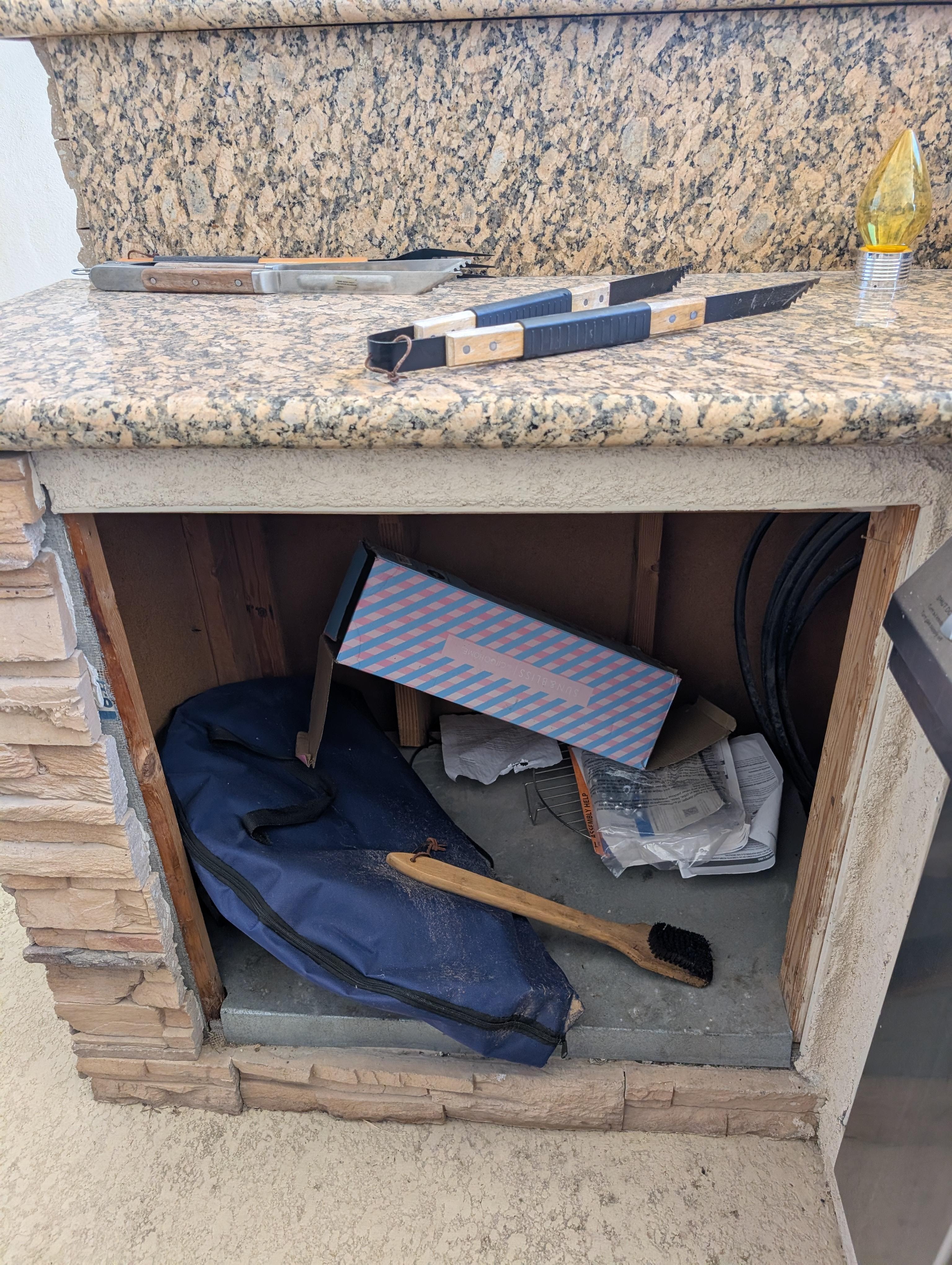 Unfinished outdoor kitchen... Just looks sloppy. 