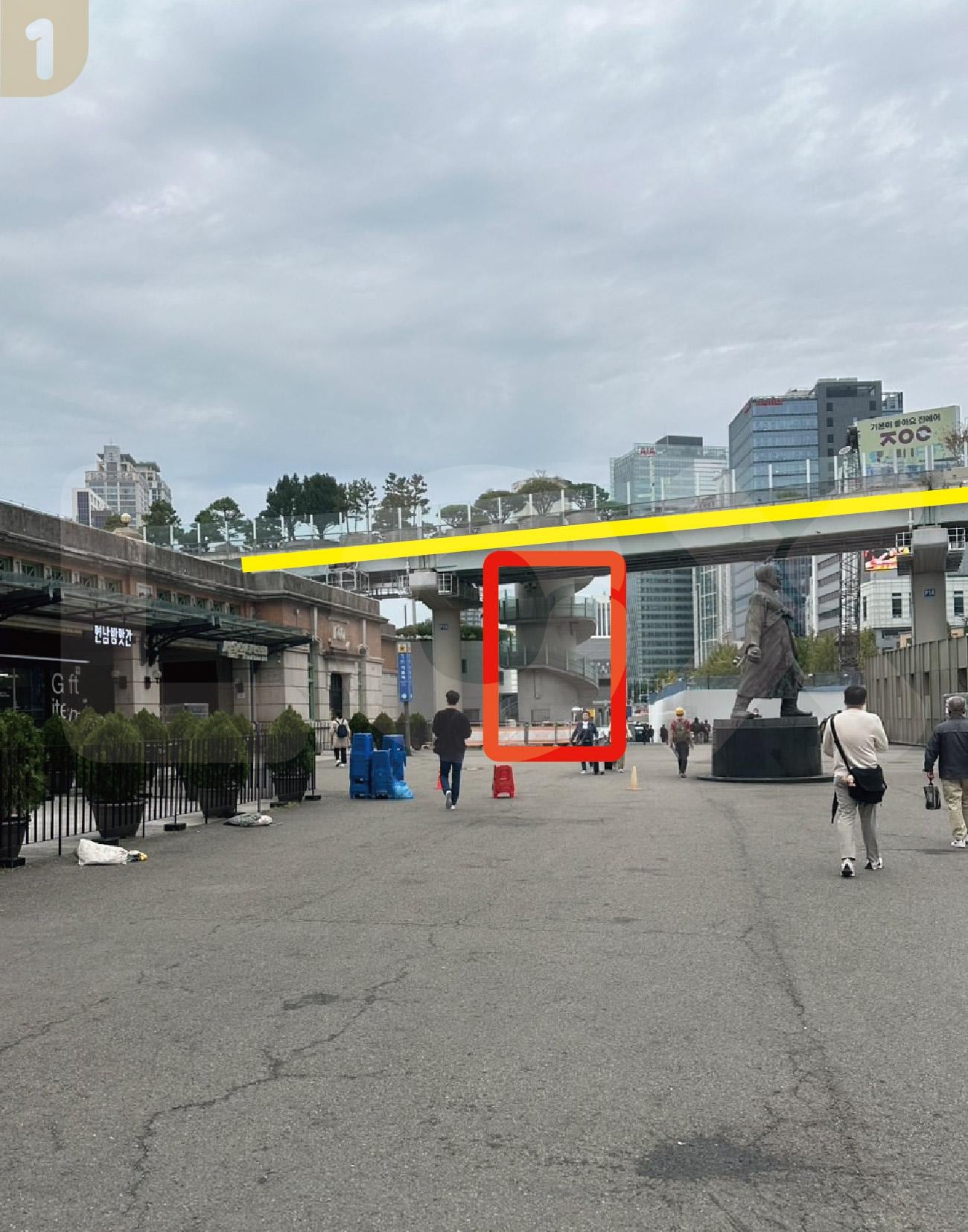 首爾站1號出口向左轉，
看到的空橋可以直達Hotel MANU。