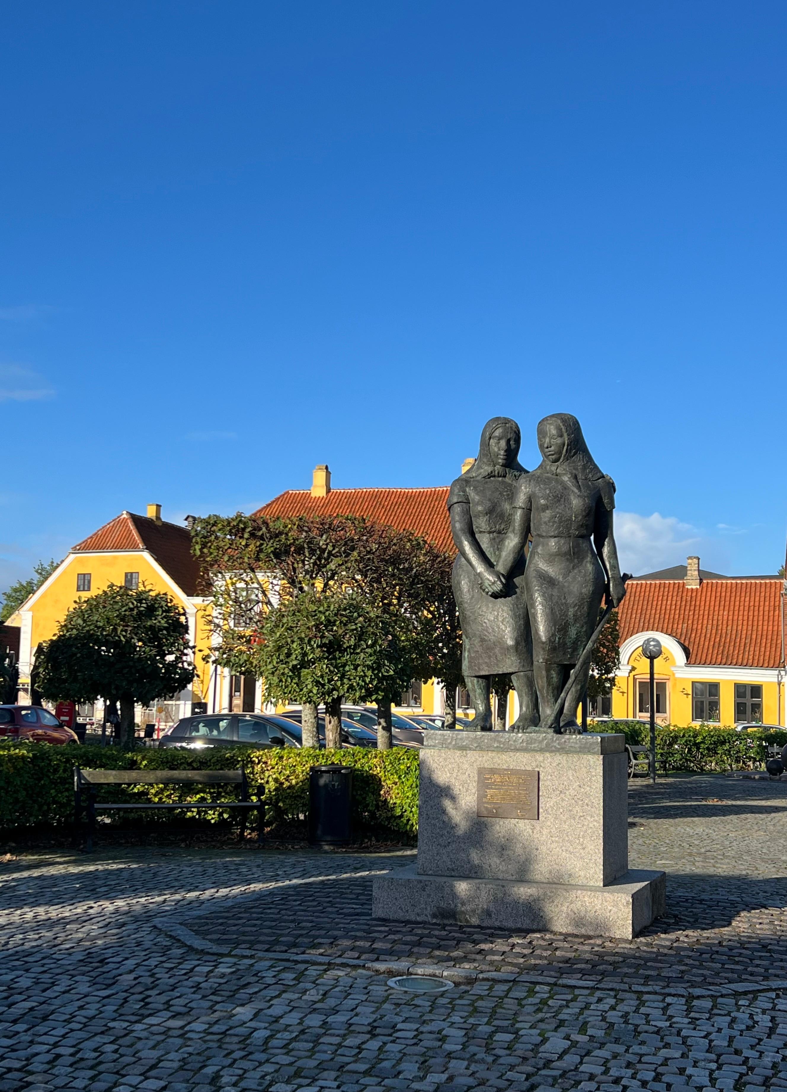 Roepigerne på Torvet foran Hotel Saxkøbing