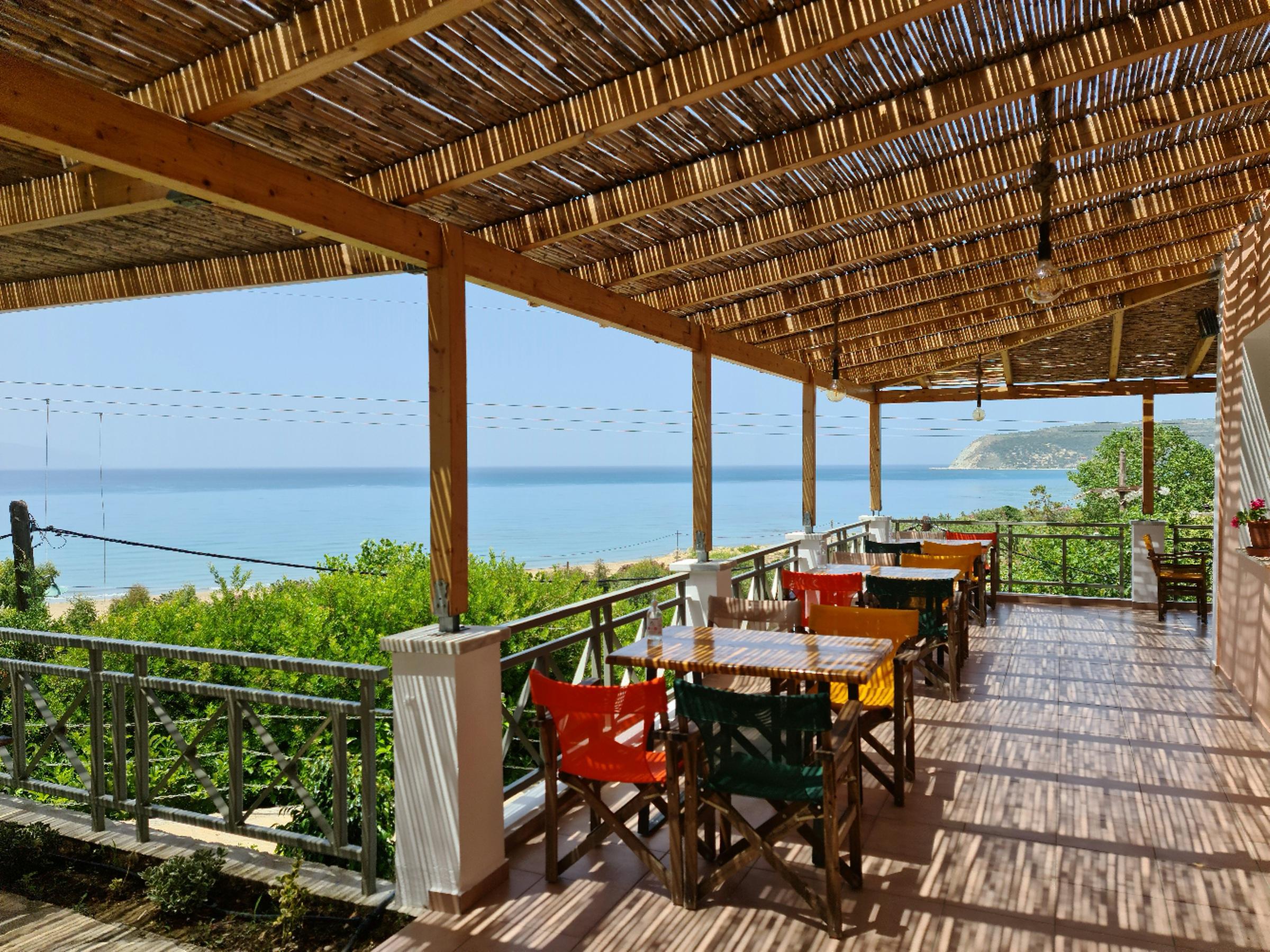 Terrasse mit Blick aufs Meer