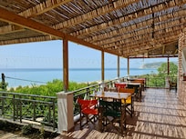 Terrasse mit Blick aufs Meer