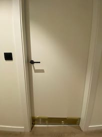 Bas de porte de la salle de bain : côté couloir
